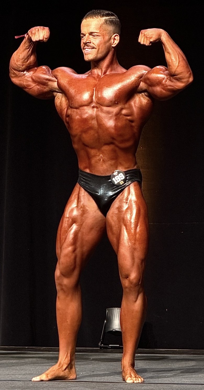 Yves Zwyssig – Front-Pose auf der Bühne