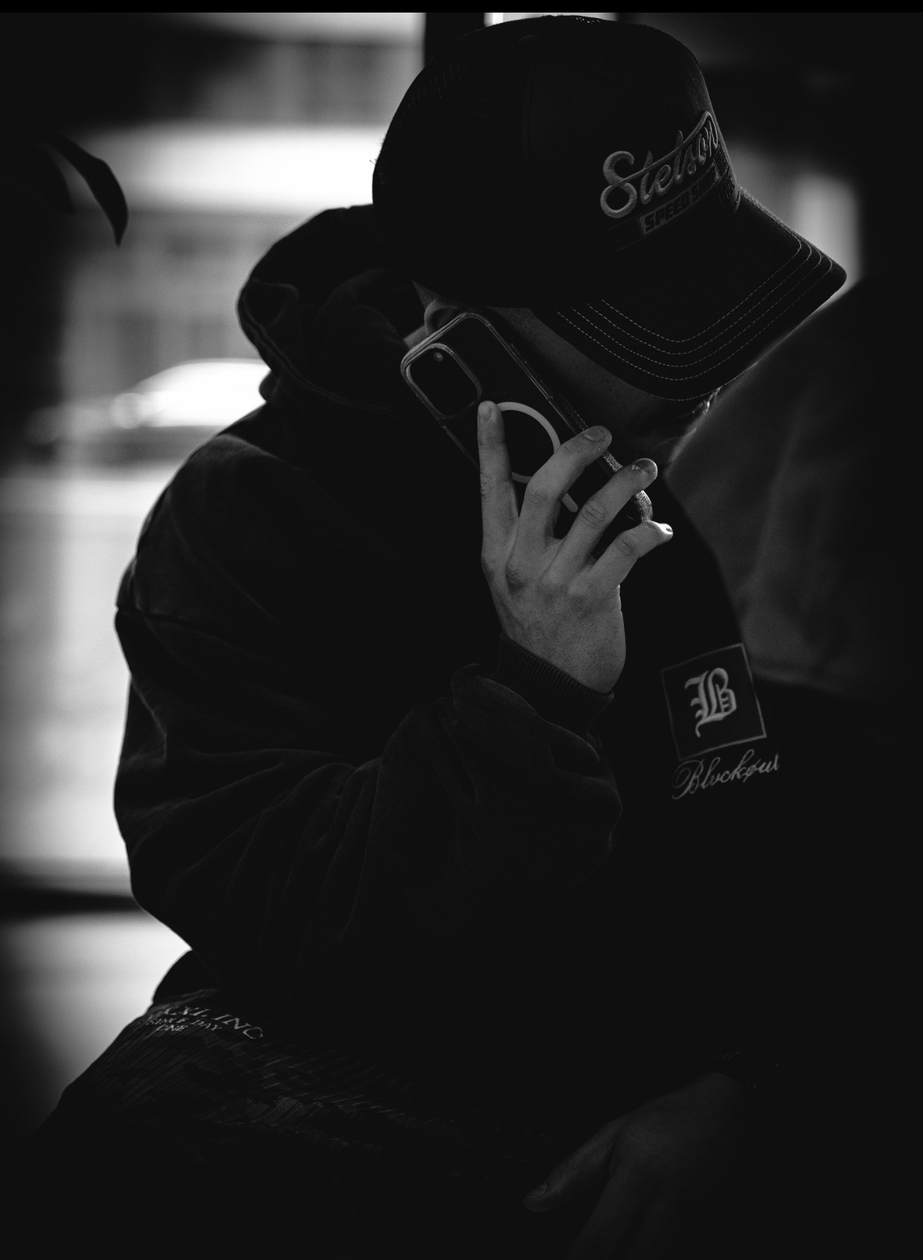Yves am Telefon