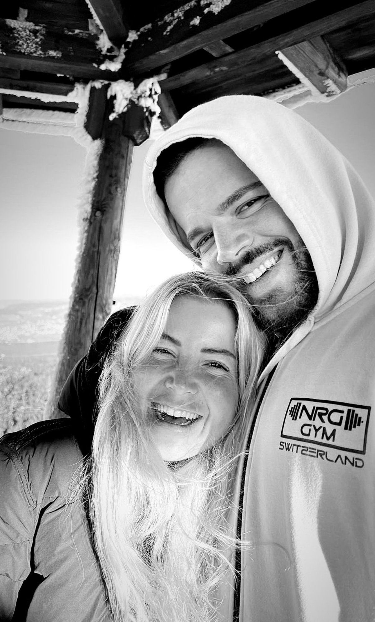 Yves und Melanie im Schnee, lachend