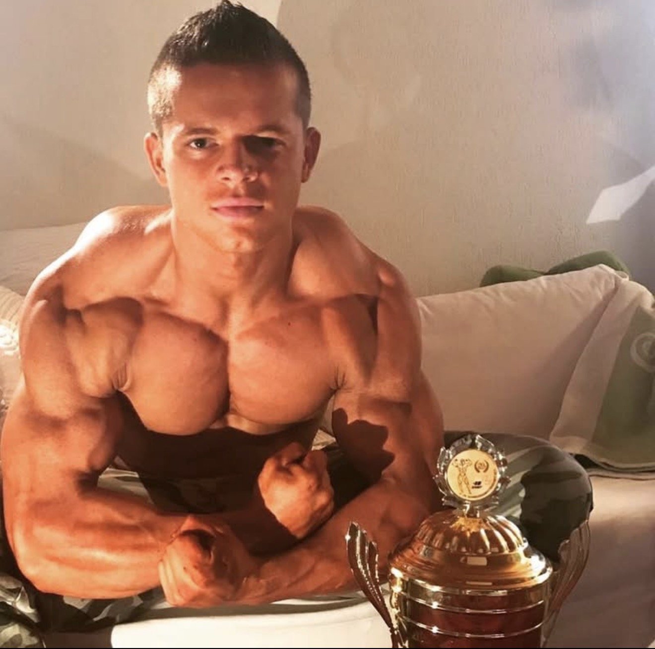 Yves Zwyssig mit 20 Jahren und dem Pokal des Junioren-Schweizermeisters 2018